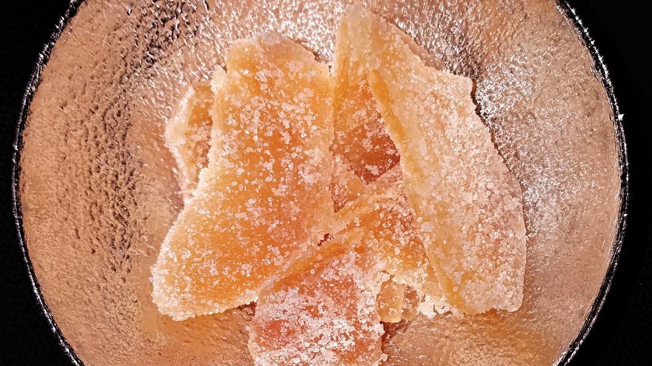 Pedacos de gengibre cristalizado, close-up