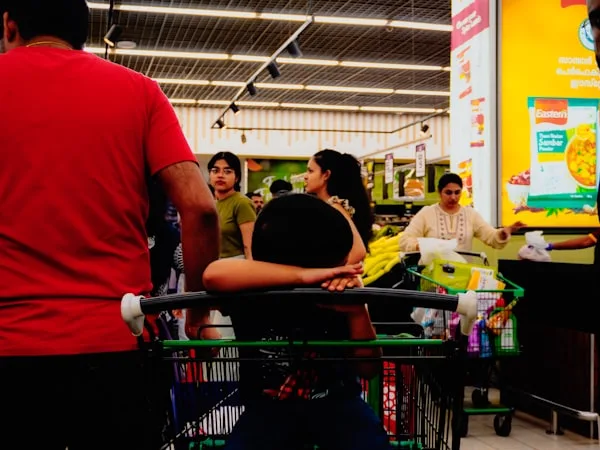 Supermercado movimentado com clientes nos corredores